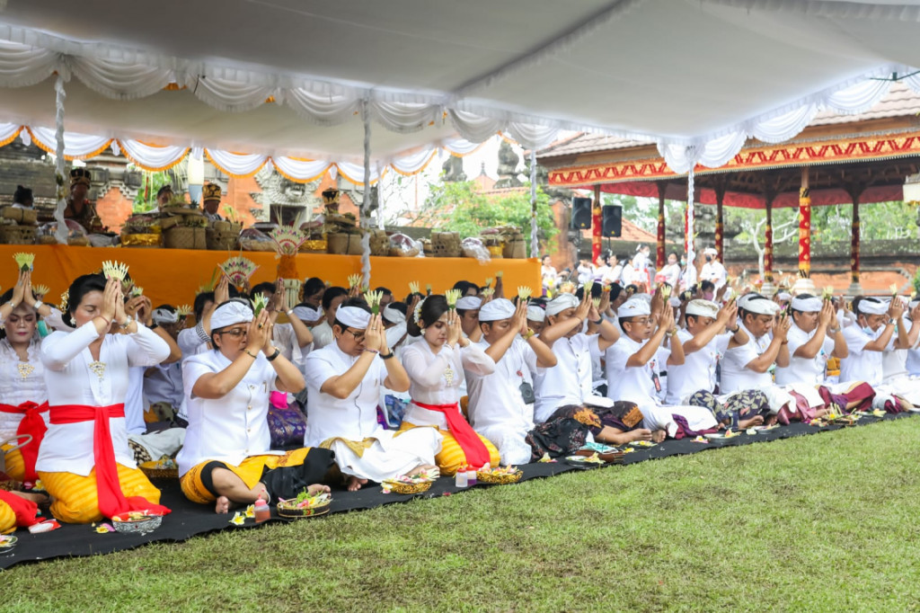 Bupati Giri Prasta Sembahyang Bersama di Pura Lingga Bhuwana